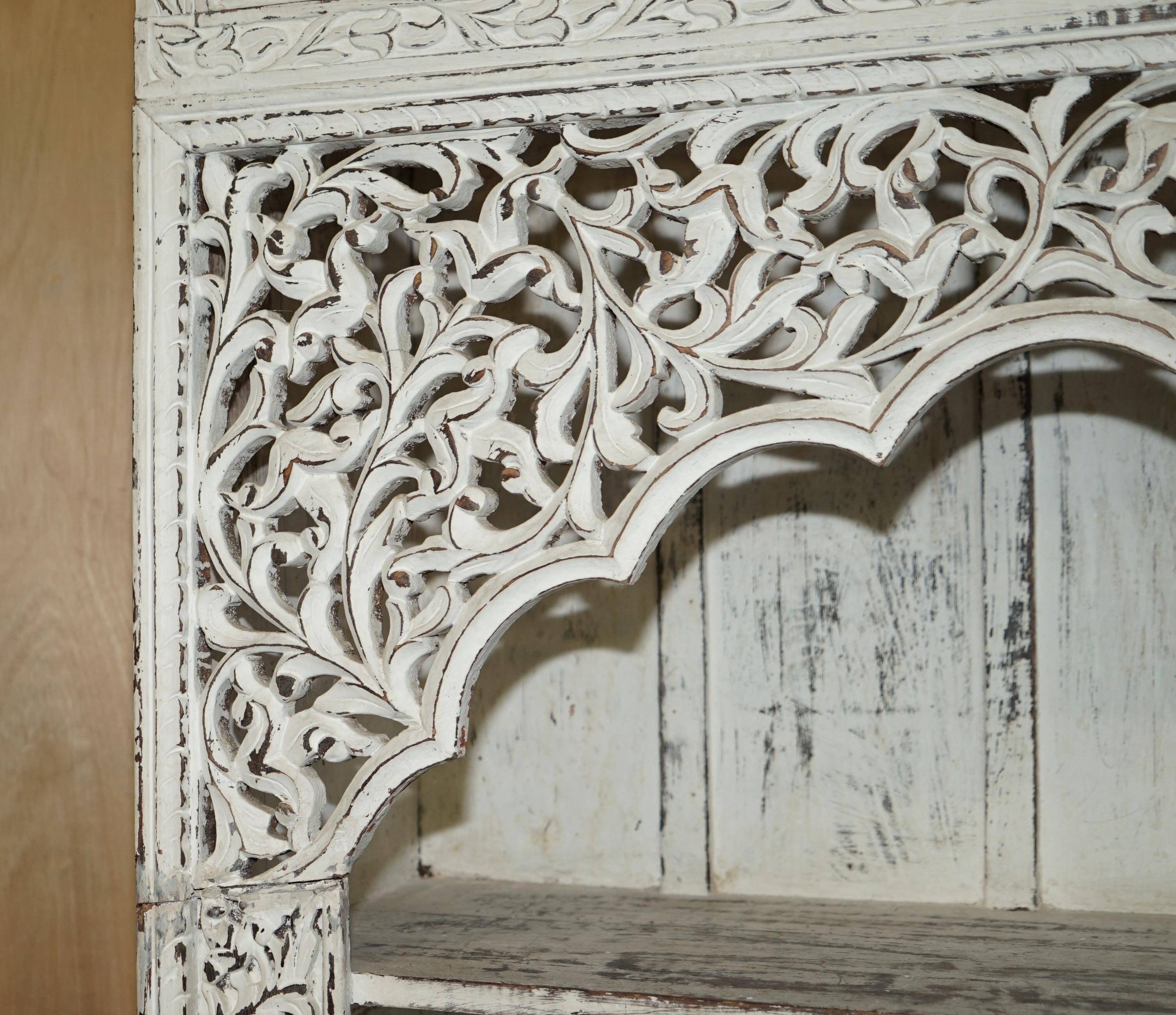 Grande bibliothèque antique anglo-indienne en bois massif sculpté avec peinture d'origine