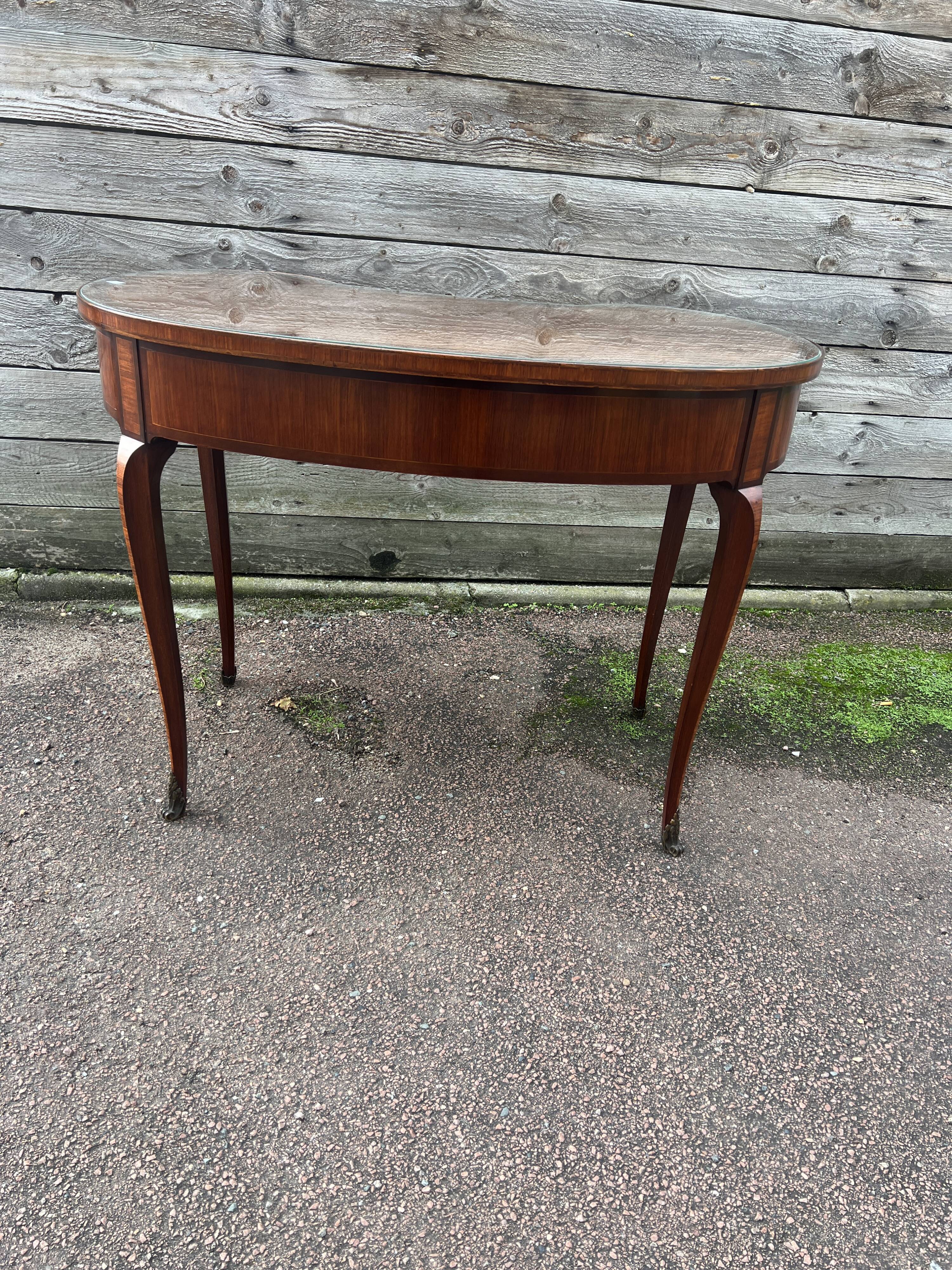 Kidney-shaped desk, marquetry, Transition style