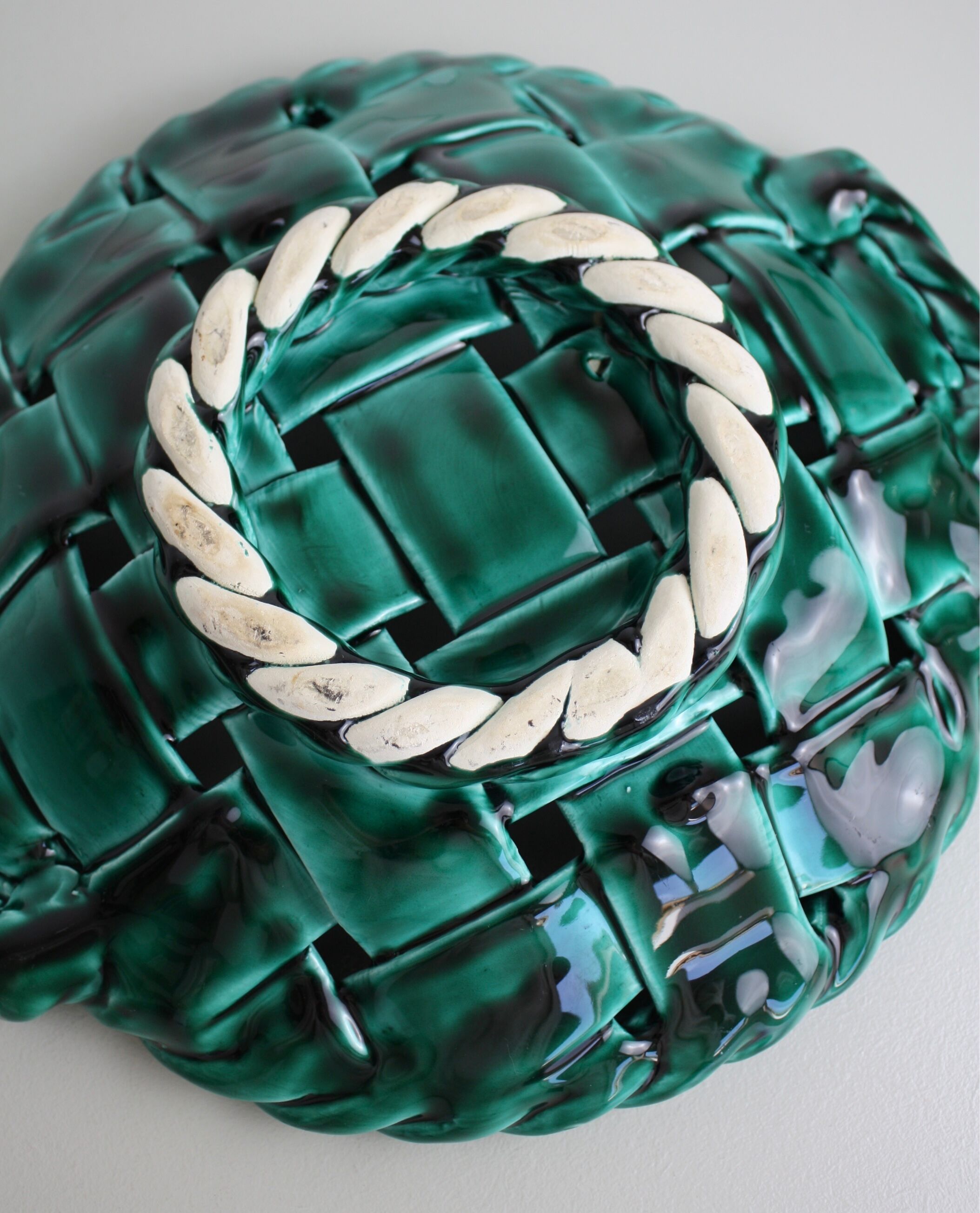 Green braided earthenware cut