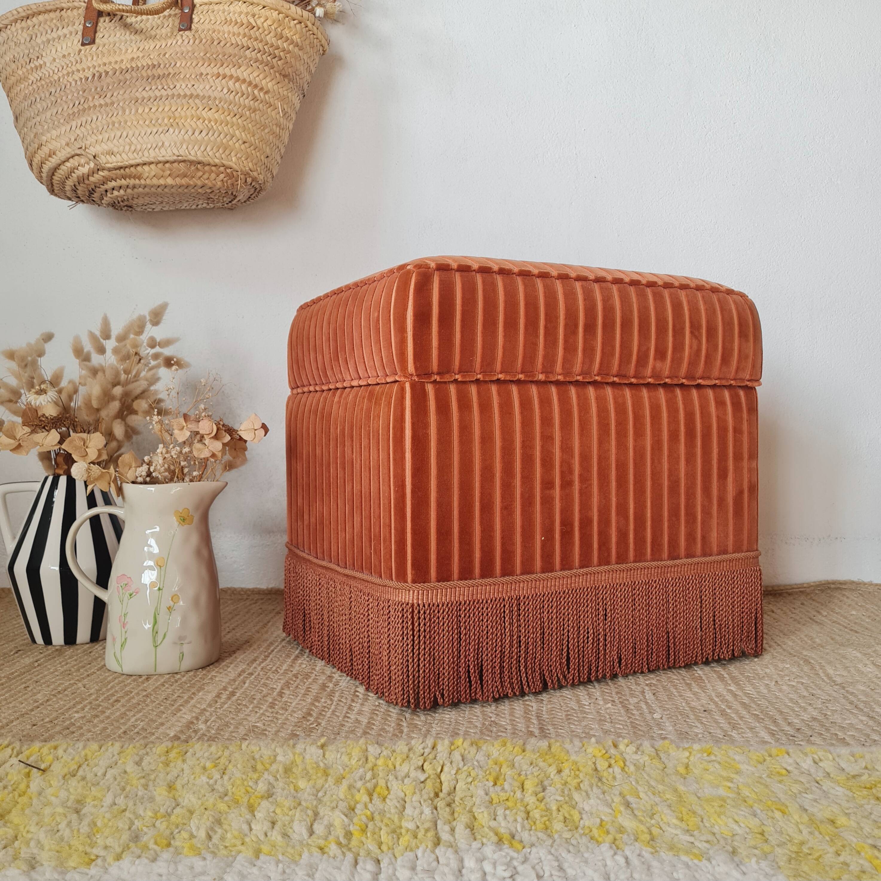 Pouf coffre ancien en velours rose à rayures