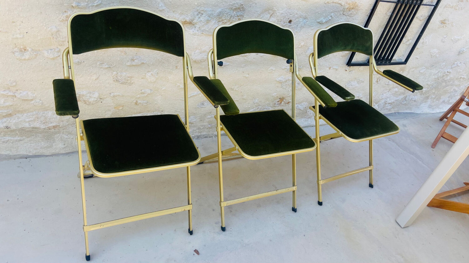 Lot de 3 chaises pliables Chaisor en velours vert et piétement or de 1996