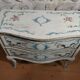 Commode italienne deux tiroirs décor sur fond beige