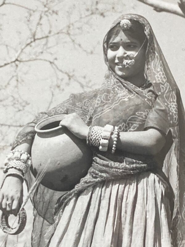 Photographie originale de Suraj N. Sharma : jeune femme et amphore