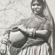 Photographie originale de Suraj N. Sharma : jeune femme et amphore