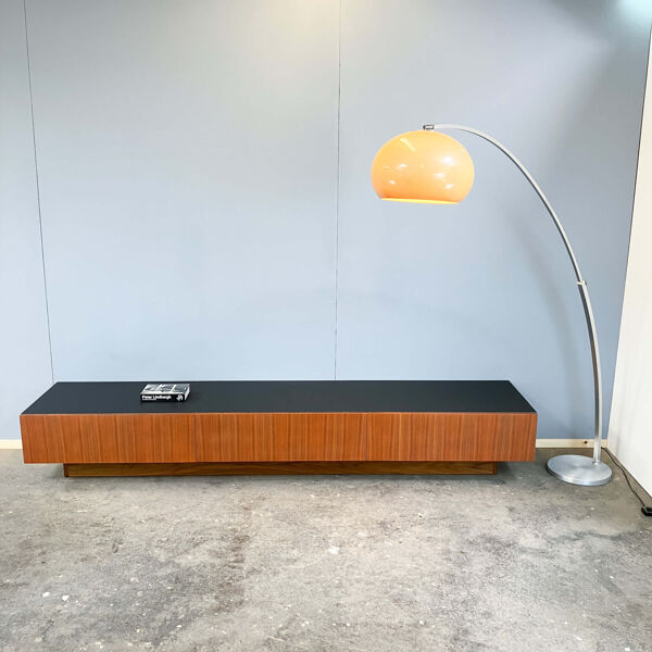 Lowboard minimaliste XXL, teck et plateau noir, années 1960