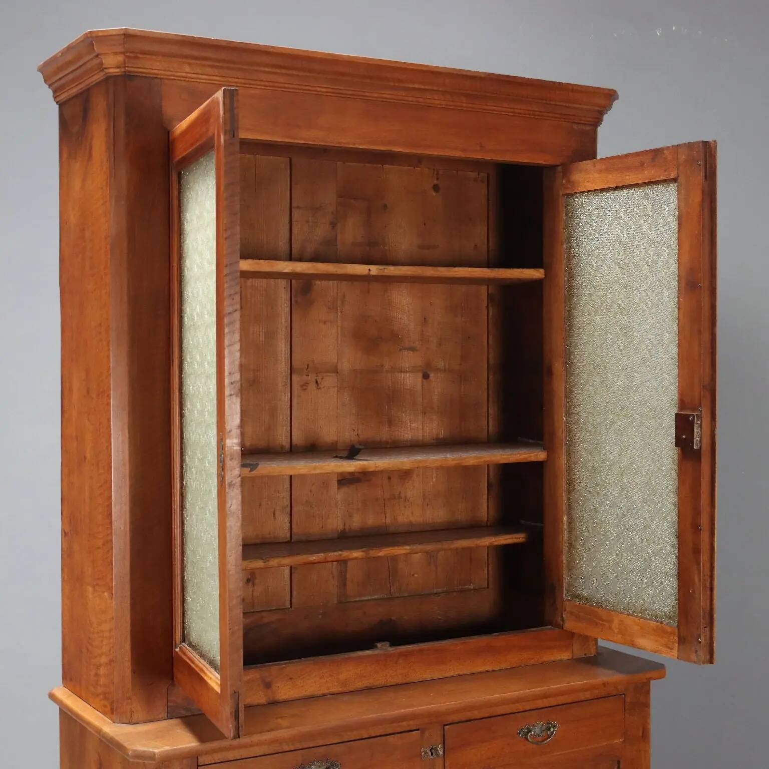 Armoire ancienne en noyer avec portes et tiroirs en verre, France, 18ème s