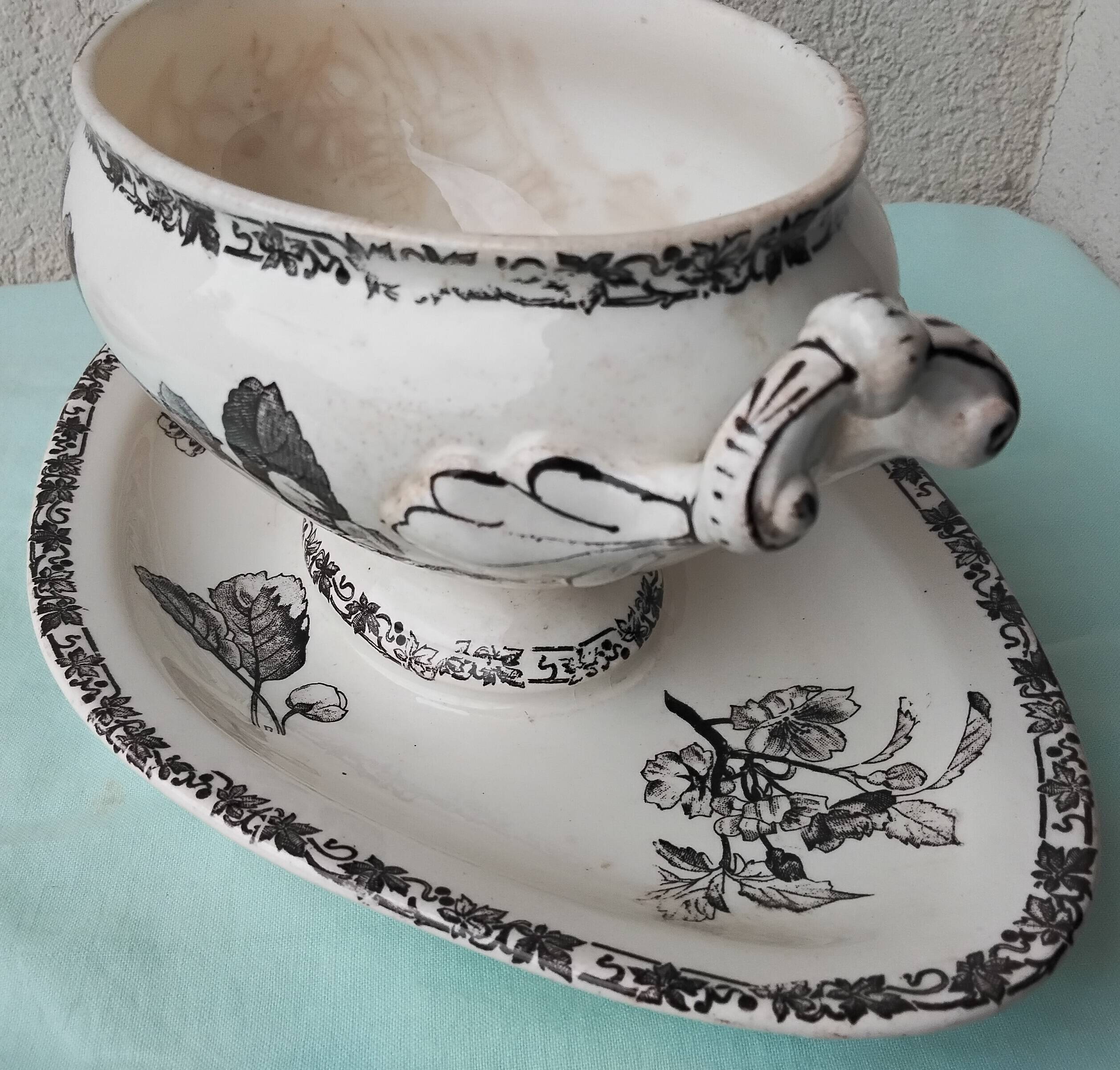 Saucière en faïence de Choisy le Roi