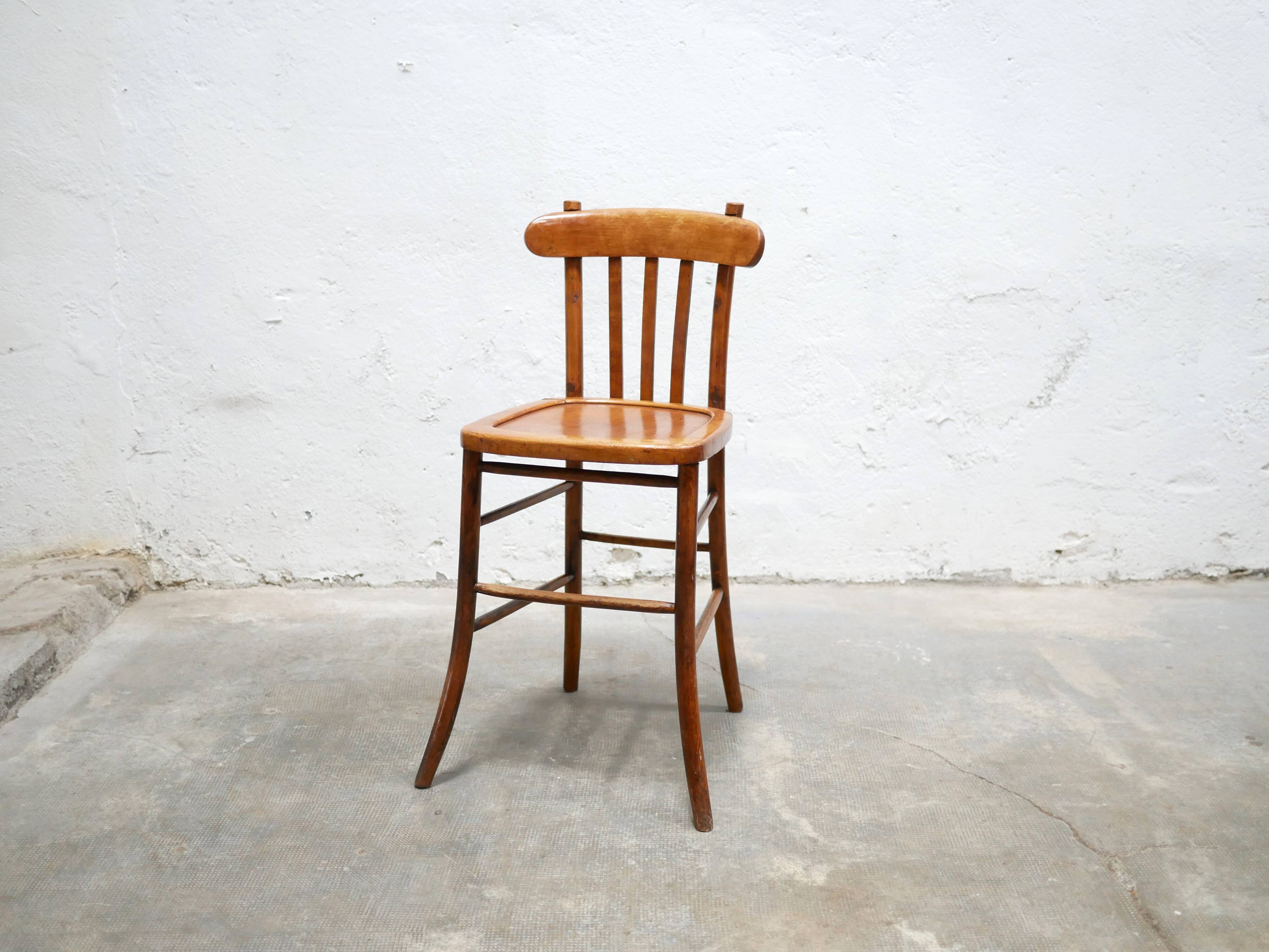 Chaise de bar vintage en bois par les éditions Luterma