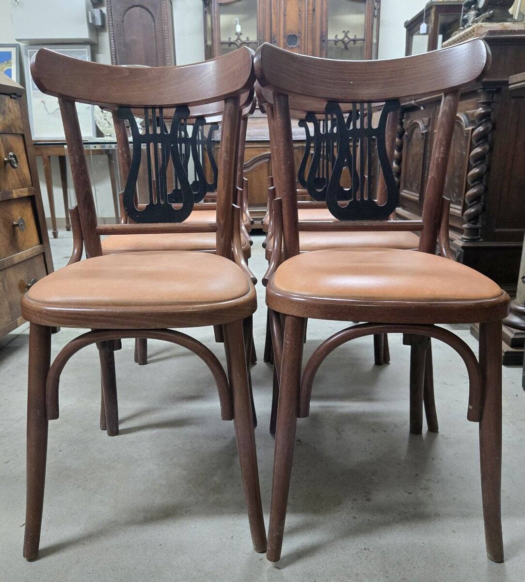 Set of 6 vintage curved wooden chairs, adorned with an elegant black lyre-shaped backrest.