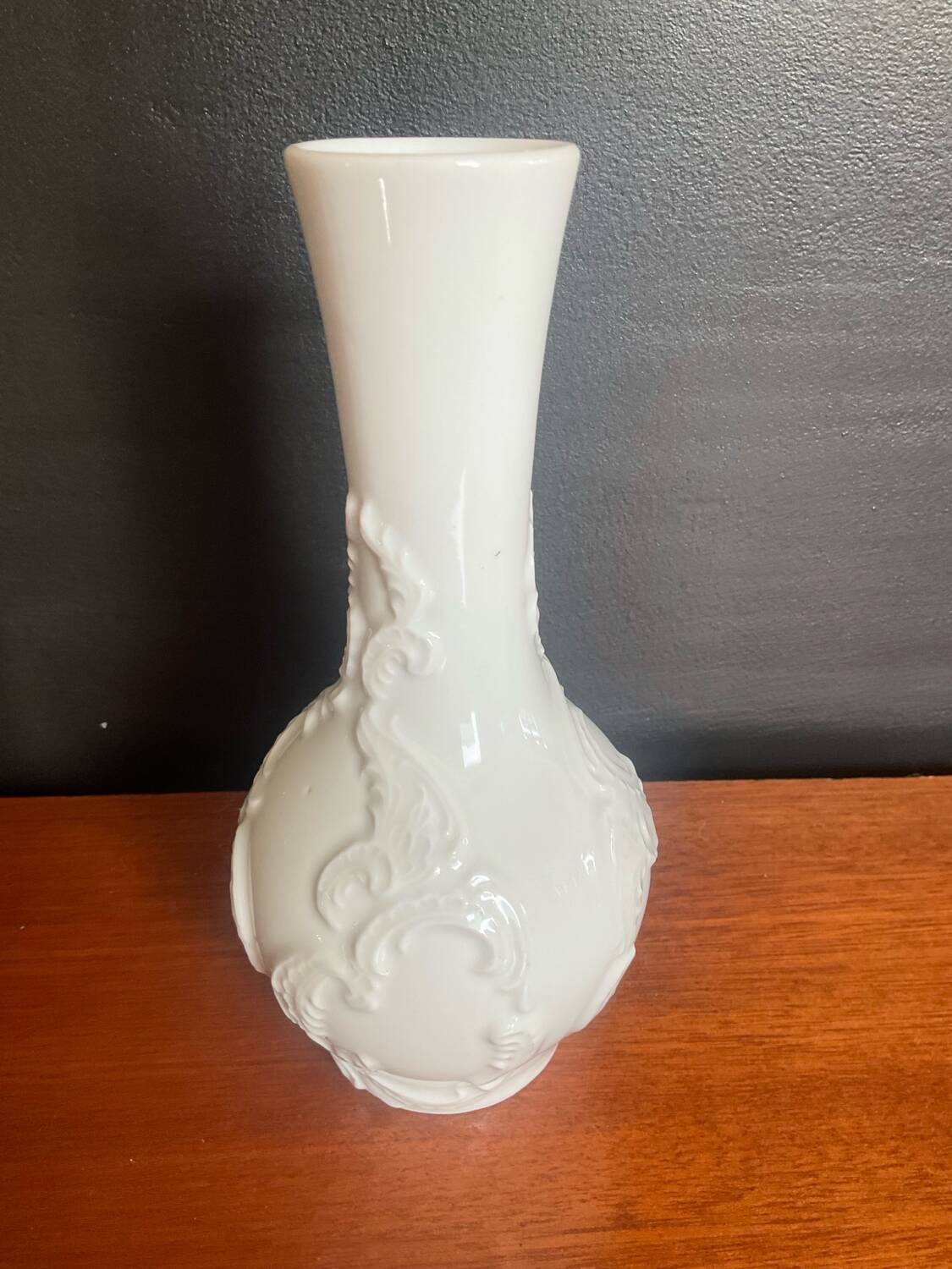 A pair of vintage vases in glazed porcelain.