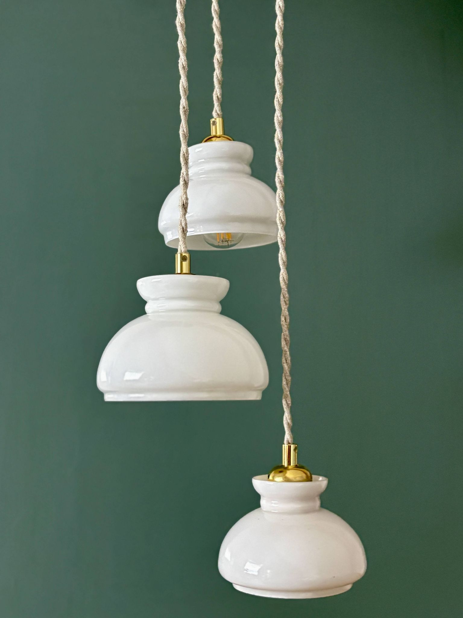 Suspension triple abat-jour vintage en opaline blanche