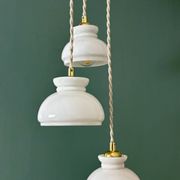 Suspension triple abat-jour vintage en opaline blanche