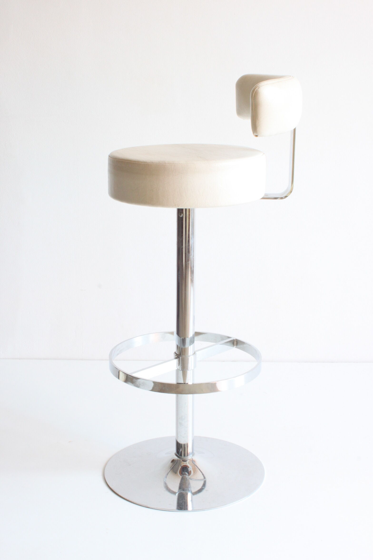 Chrome bar stool in white skai, 1960s.