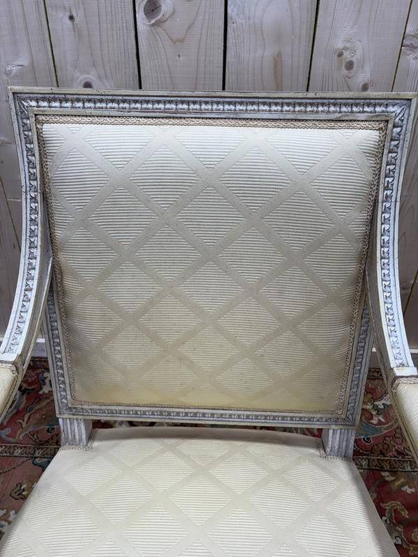 Paire de fauteuils de style Louis XVI en bois patiné