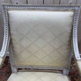 Paire de fauteuils de style Louis XVI en bois patiné