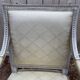 Paire de fauteuils de style Louis XVI en bois patiné