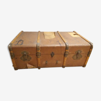 wooden trunk / travel chest