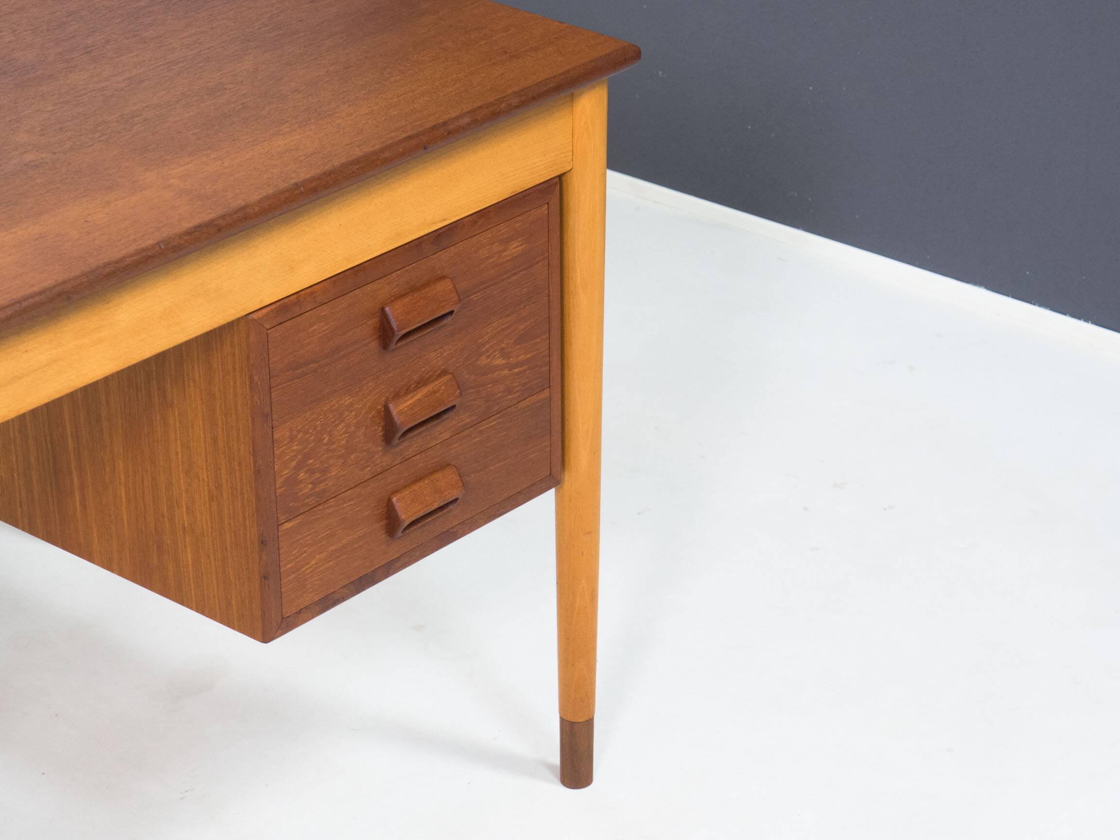 Søborg Møbler ‘model 130’ teak & beech writing desk by Børge Mogensen