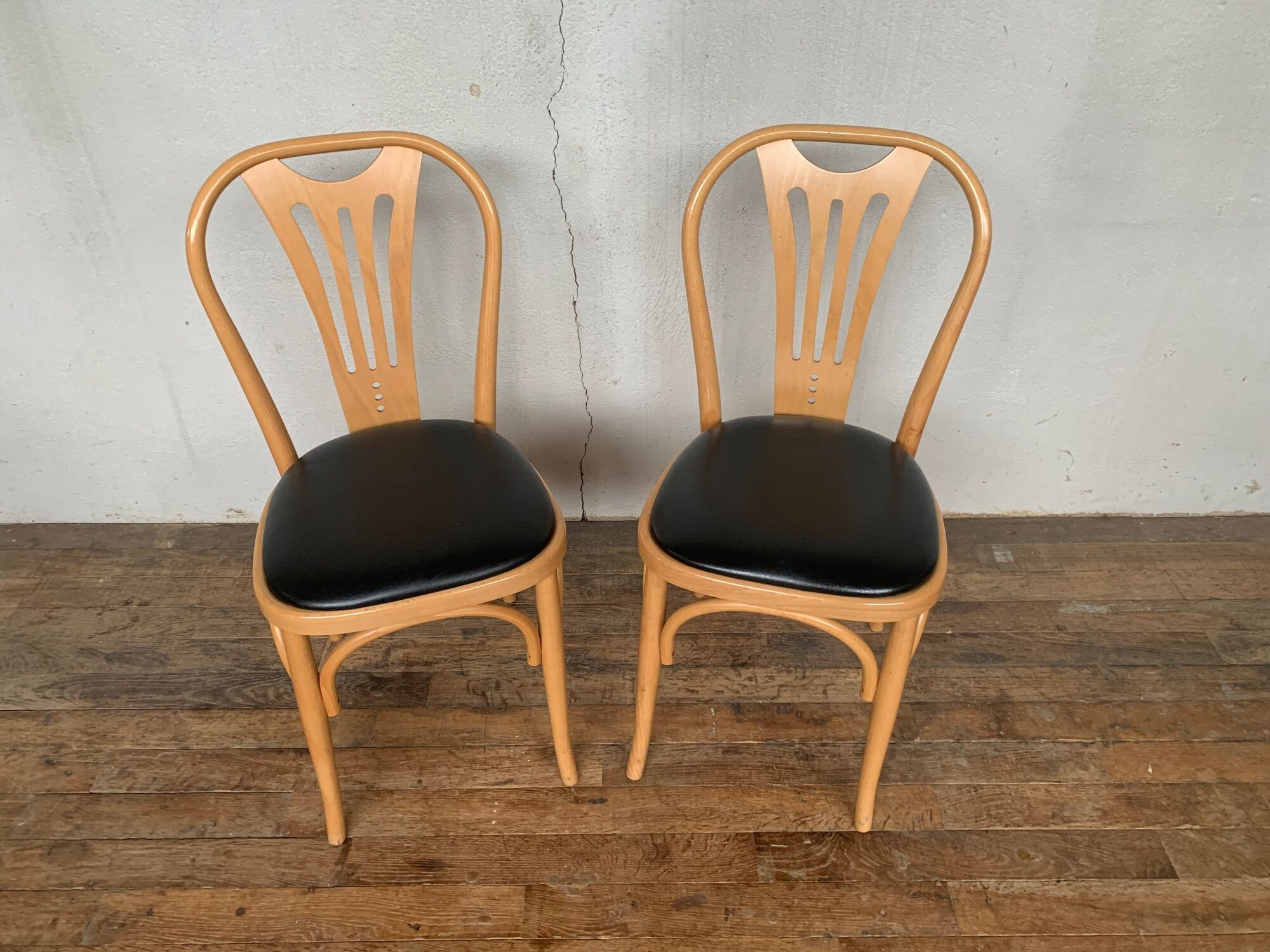 Series of 6 bistro chairs in curved wood seated skaï black