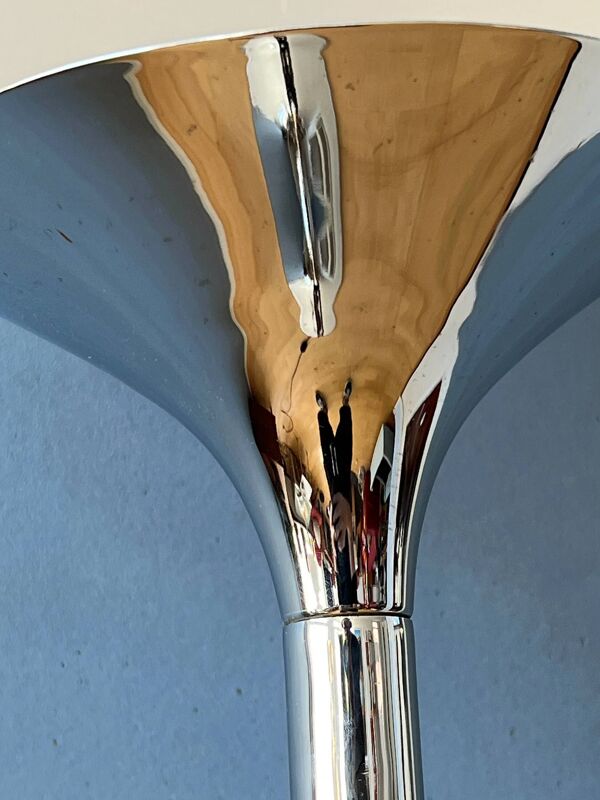 Lampadaire Guzzini Flash Space Age avec base chromée et abat-jour en verre acrylique blanc