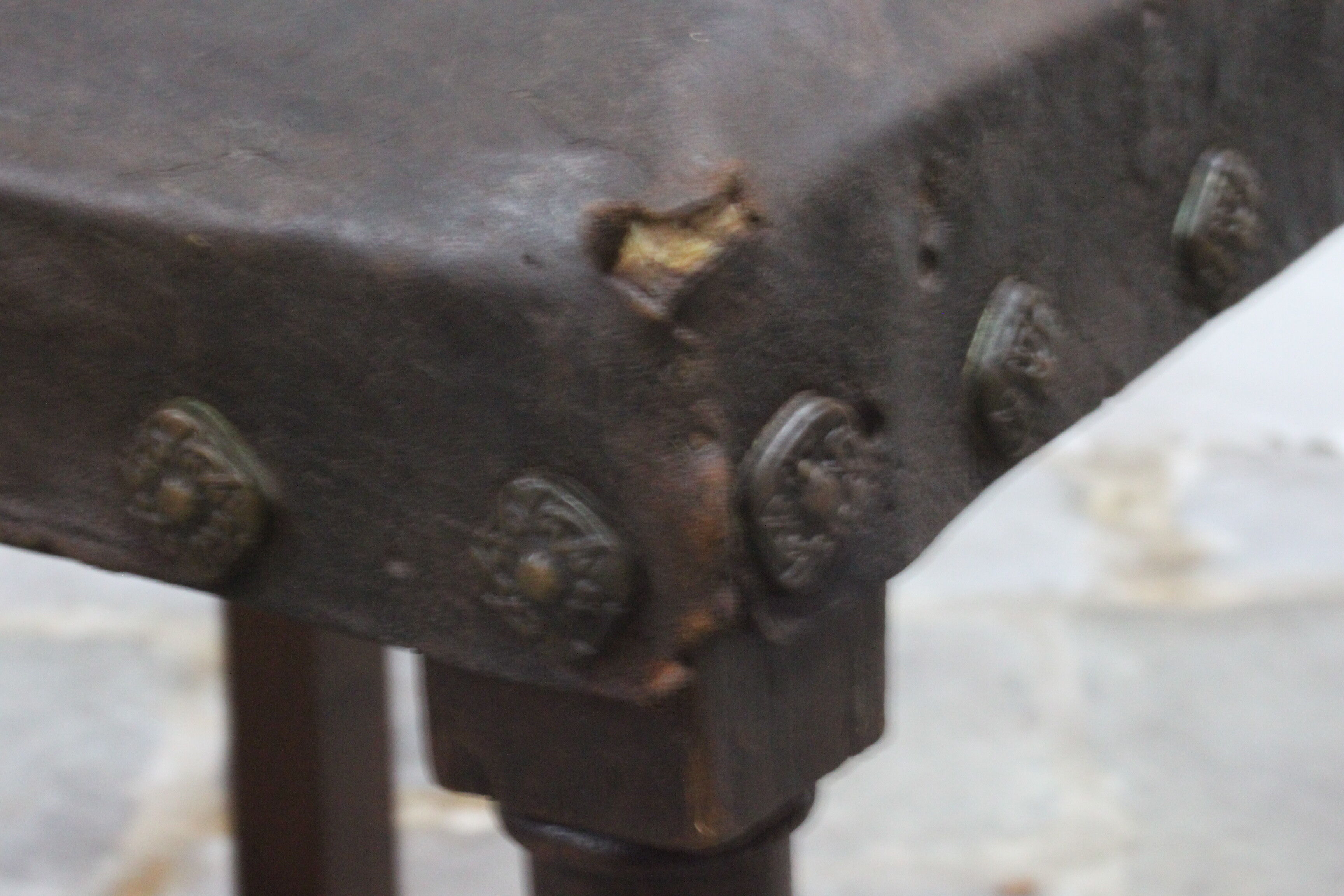 Ensemble de 3 chaises Renaissance en chêne et cuir gaufré, 19ème siècle, Belgique