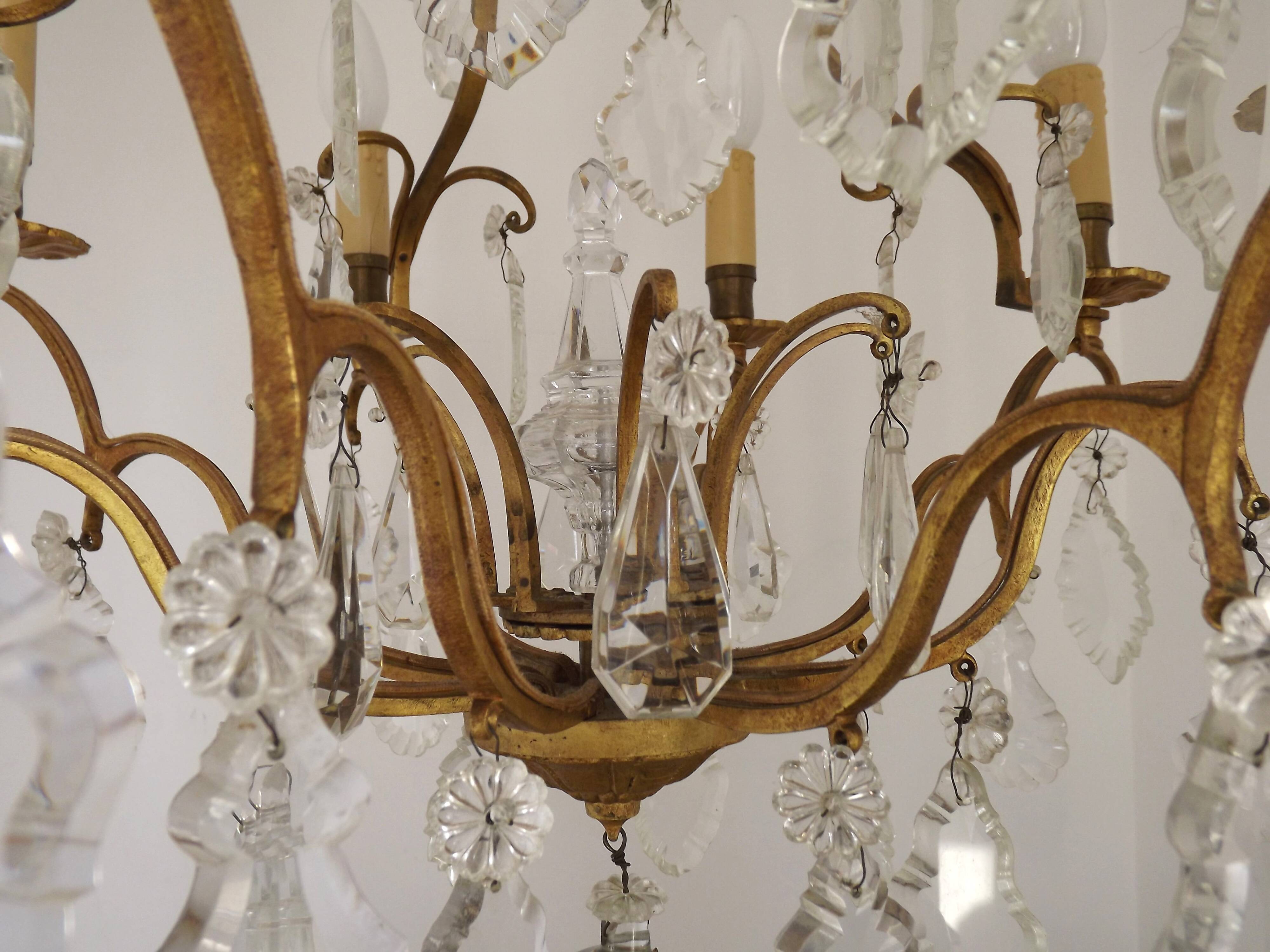 French Louis XV chandelier with 8 lights in gilded bronze, glass and crystal.