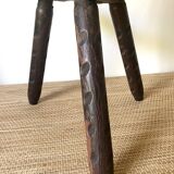 Chaise tripode espagnole vintage en bois sculpté