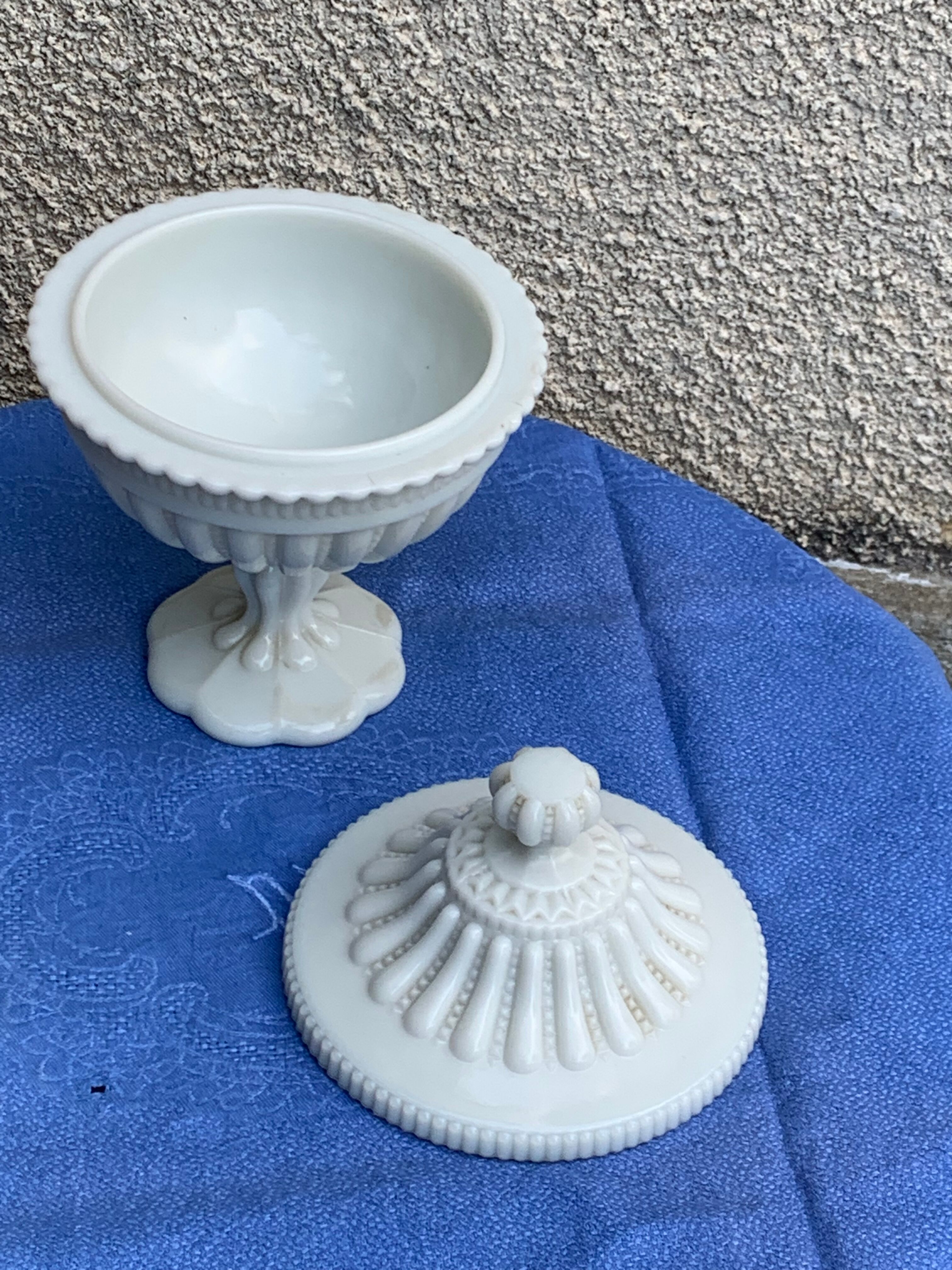 Candy cup in old white opaline, pearl pattern