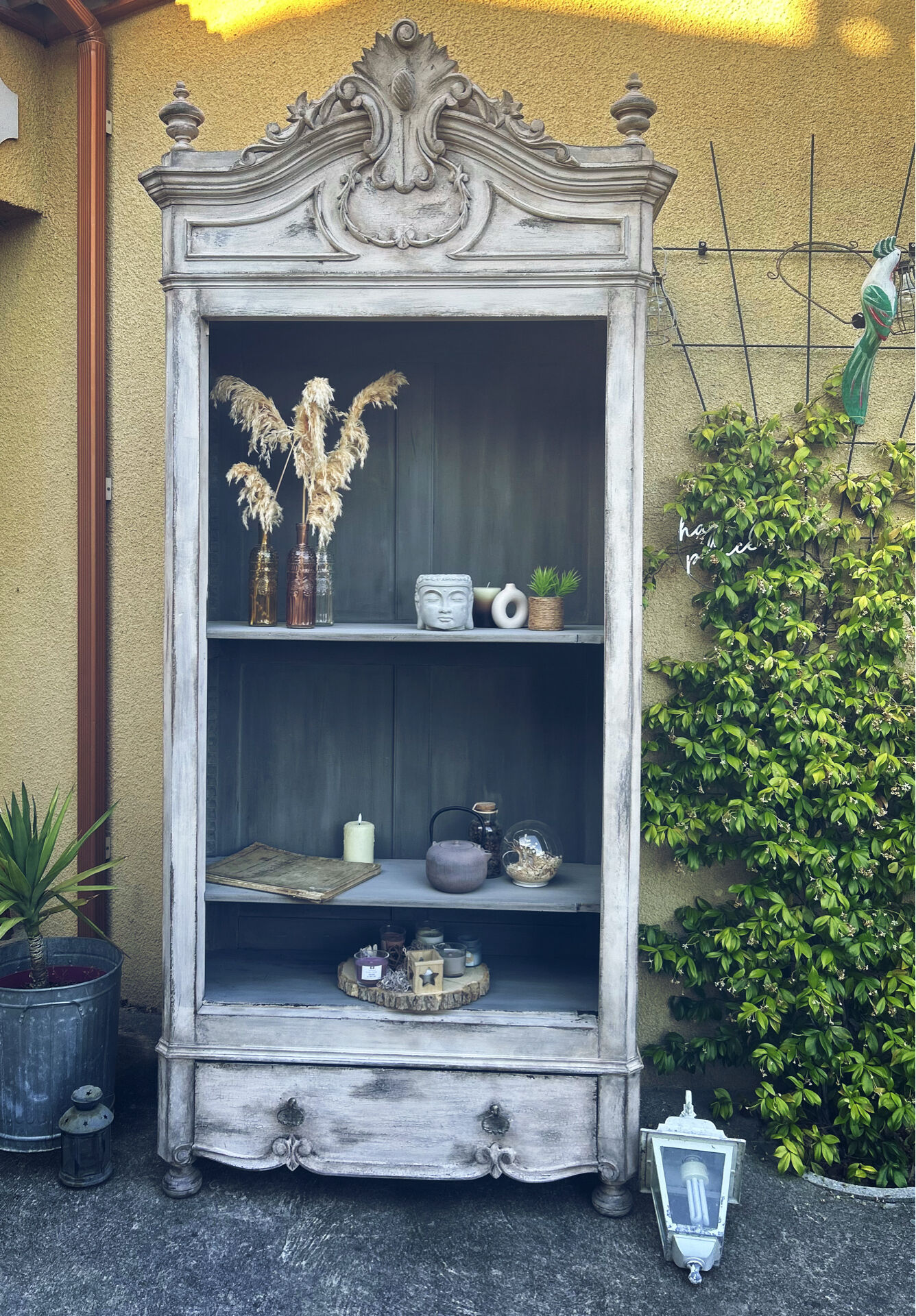 Patinated Tuscan-style bonnetière