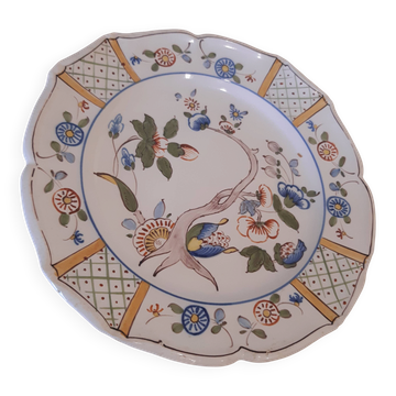 Assiette plate en faënce, décor champêtre fair main en partie en relief,