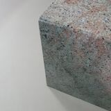 Table basse en granit de forme libre, façade ondulée graduée. Hollande '70