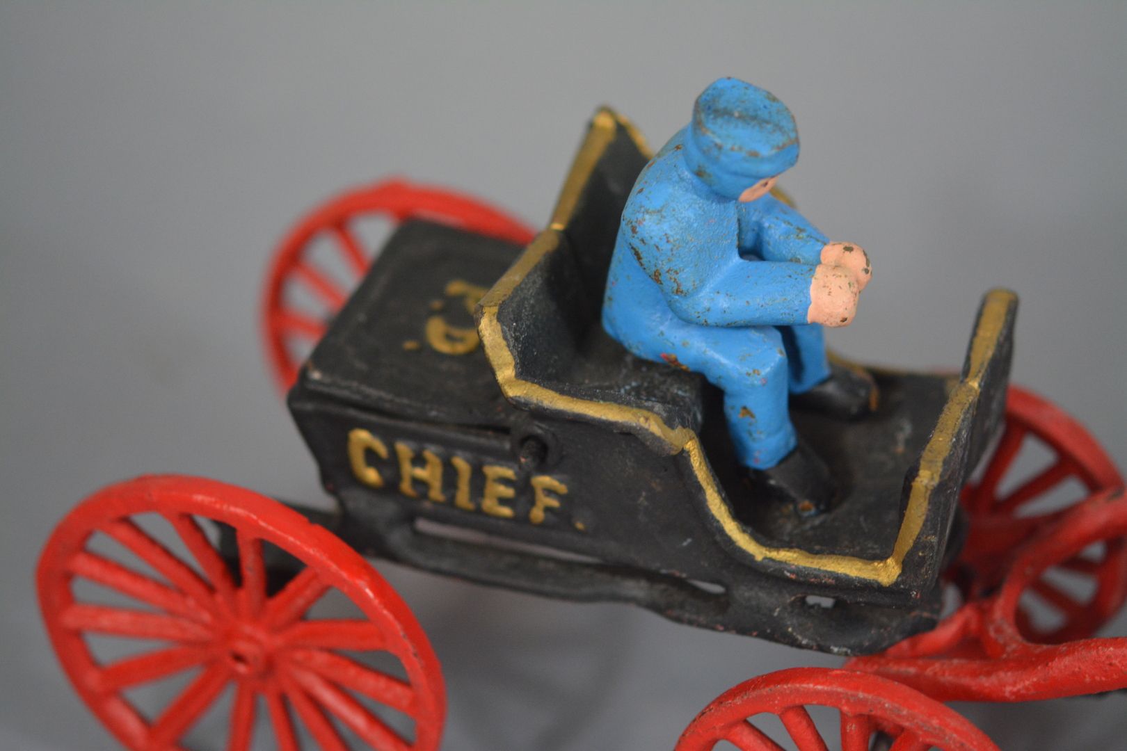 Old toy Horse-drawn carriage in cast iron polychrome iron with checker "P.D. CHIEF"