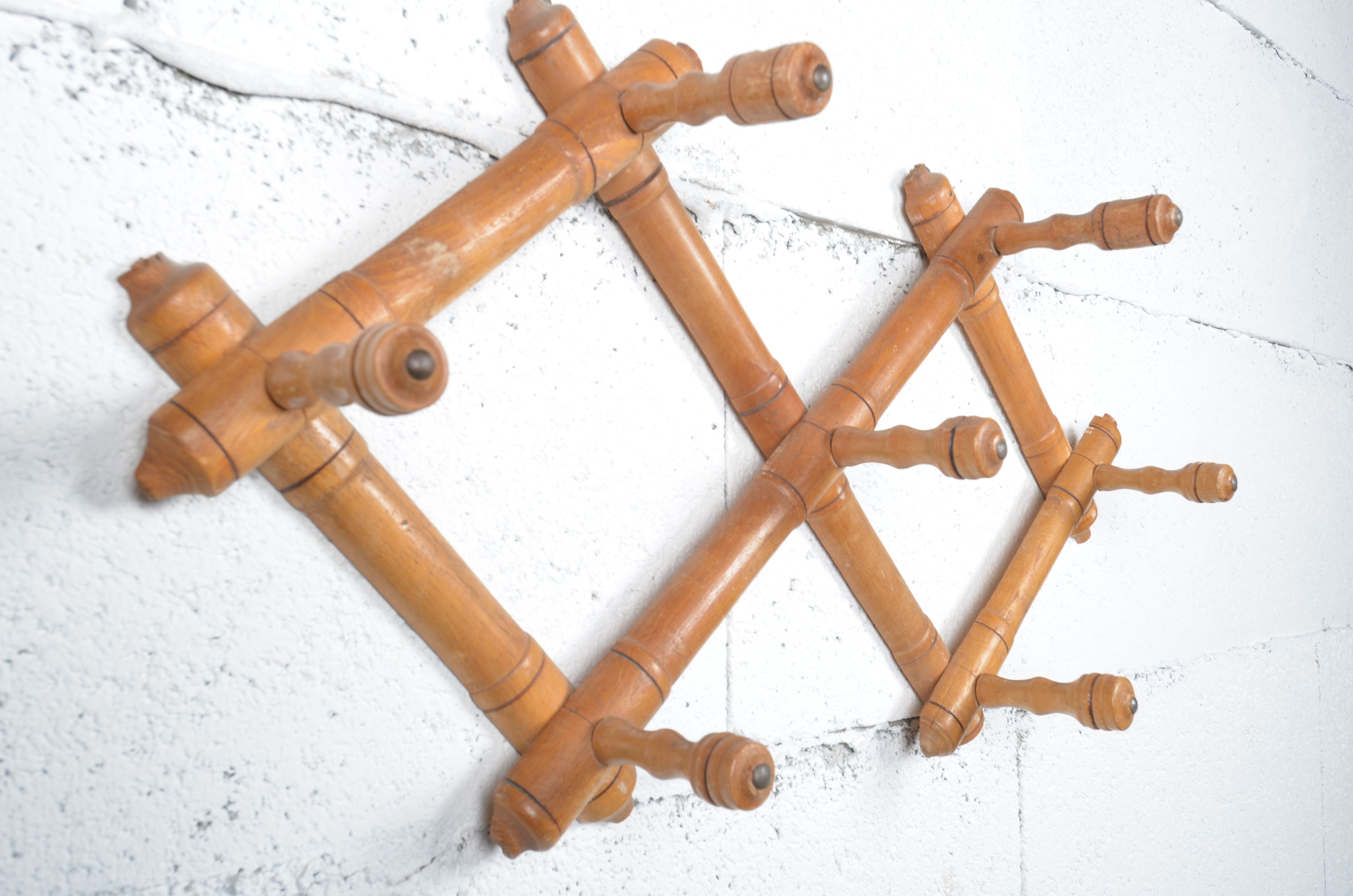 Wall accordion coat holder