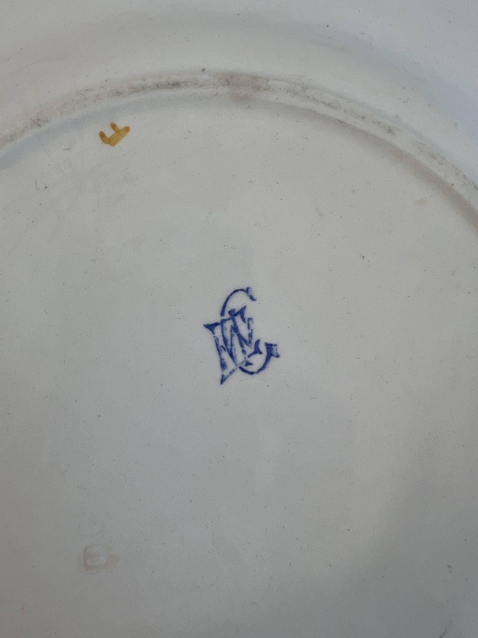 Assiette ancienne en faïence de Gien — modèle “Coq aux Pivoines”