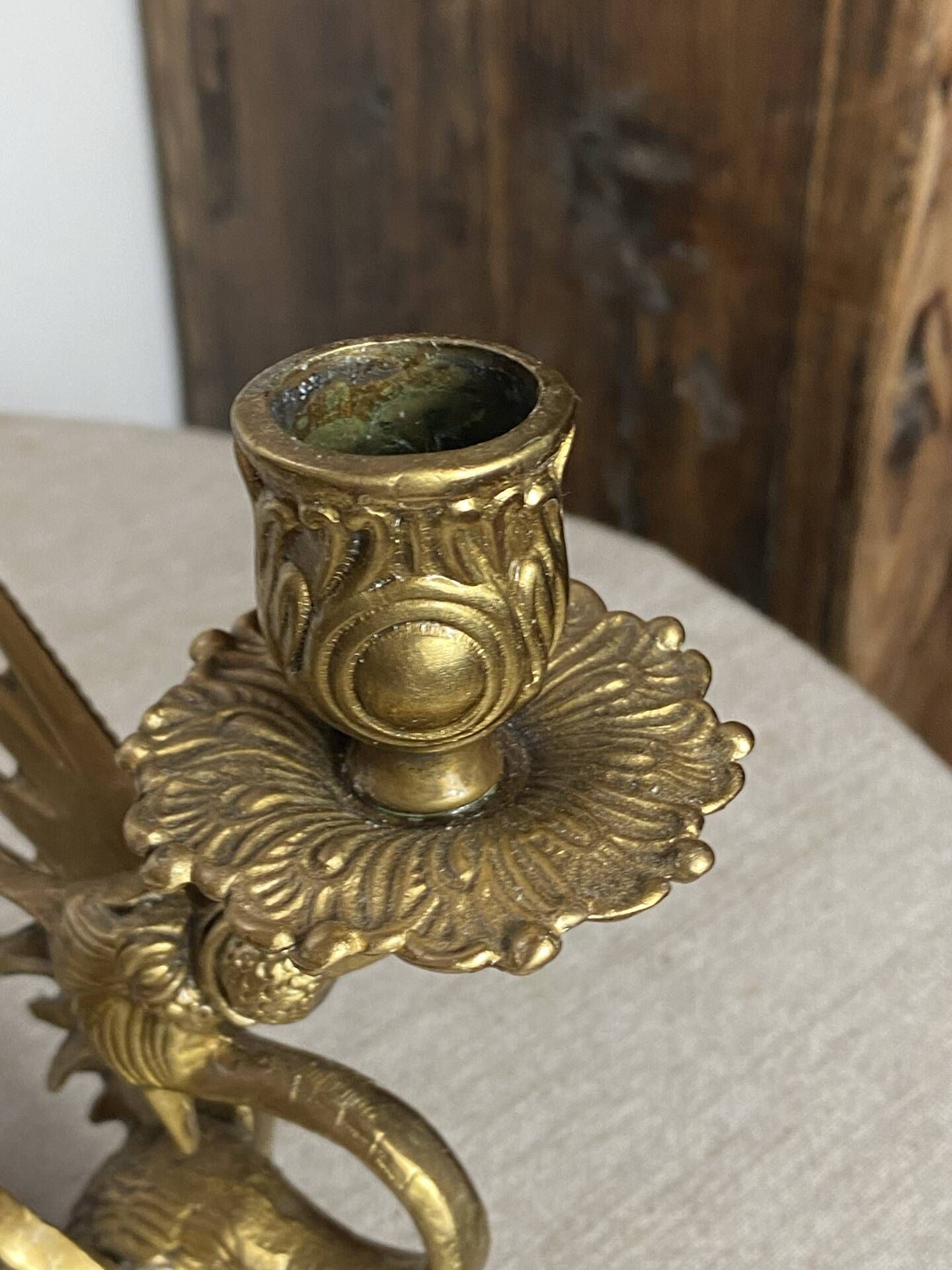 Paire de bougeoirs chimères en bronze