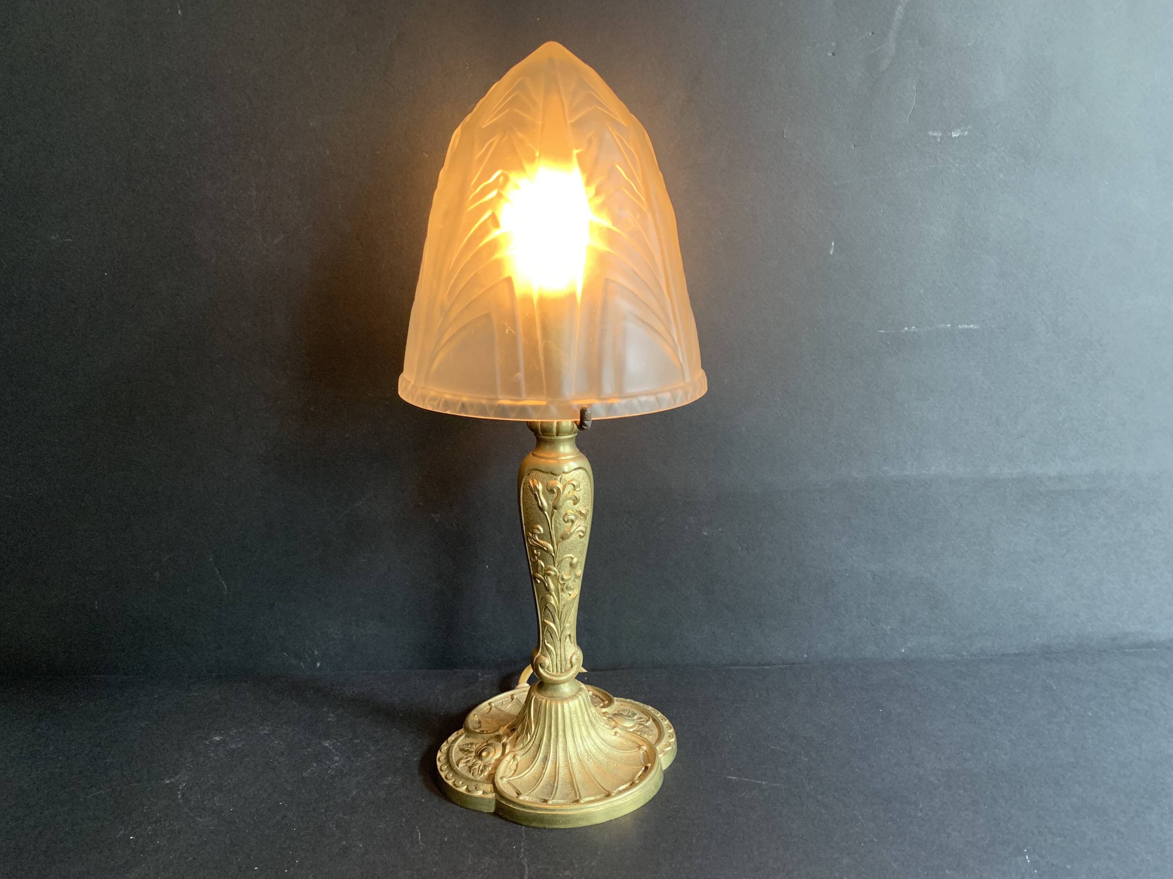 Lampe de table Art Nouveau en bronze doré et globe en verre pressé moulé