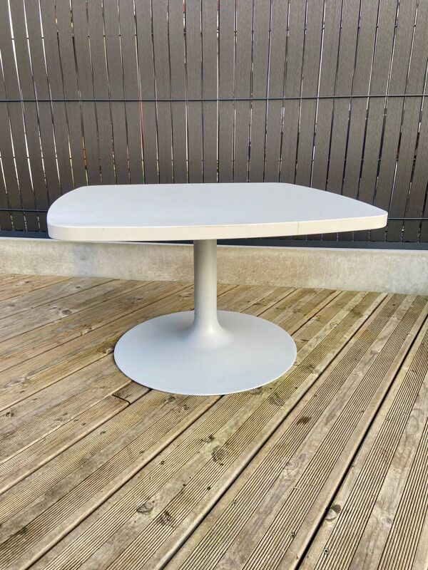 Table basse pied tulipe