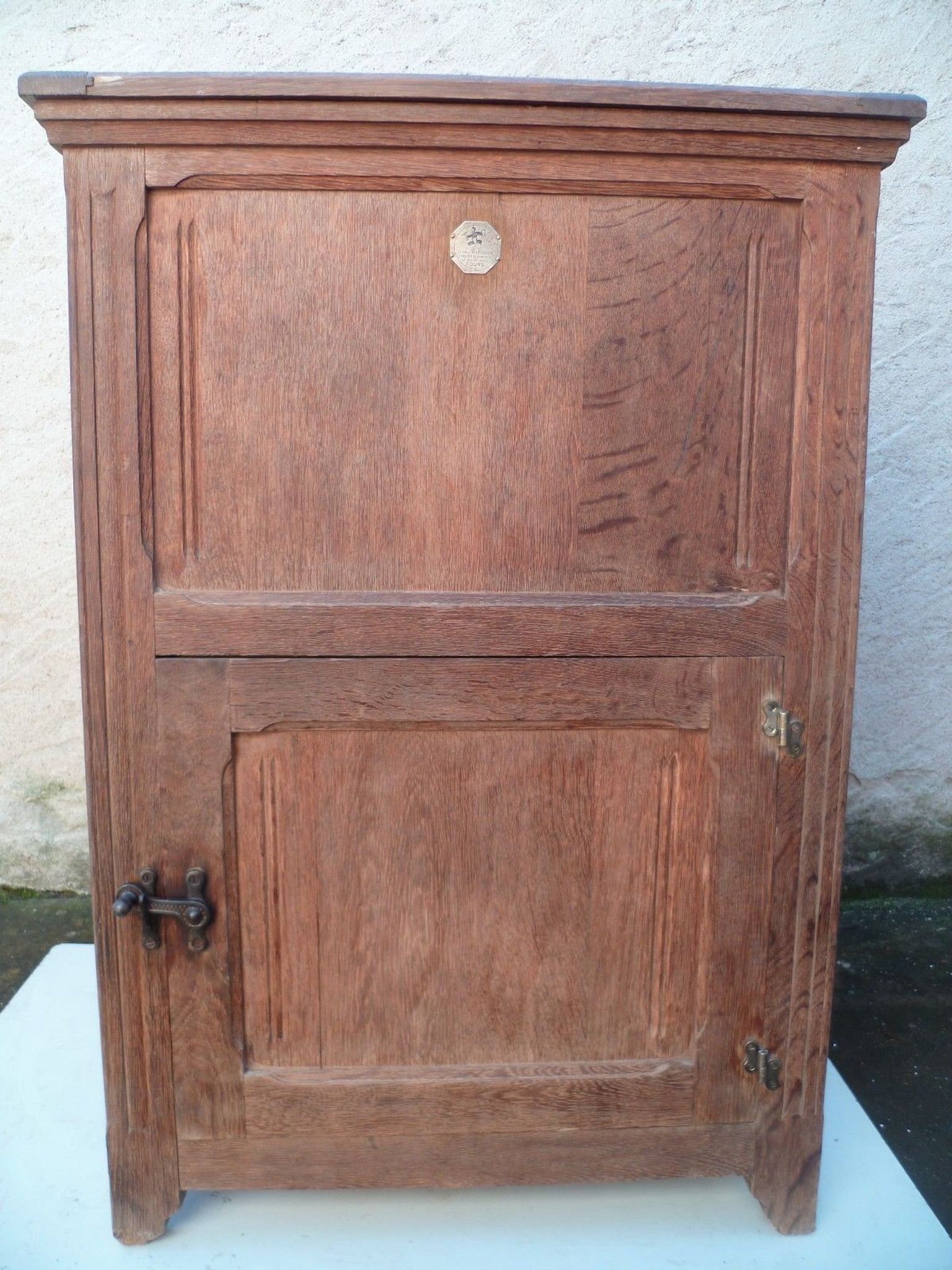 Furnished cooler of profession trade brewery in late XIX century oak bar