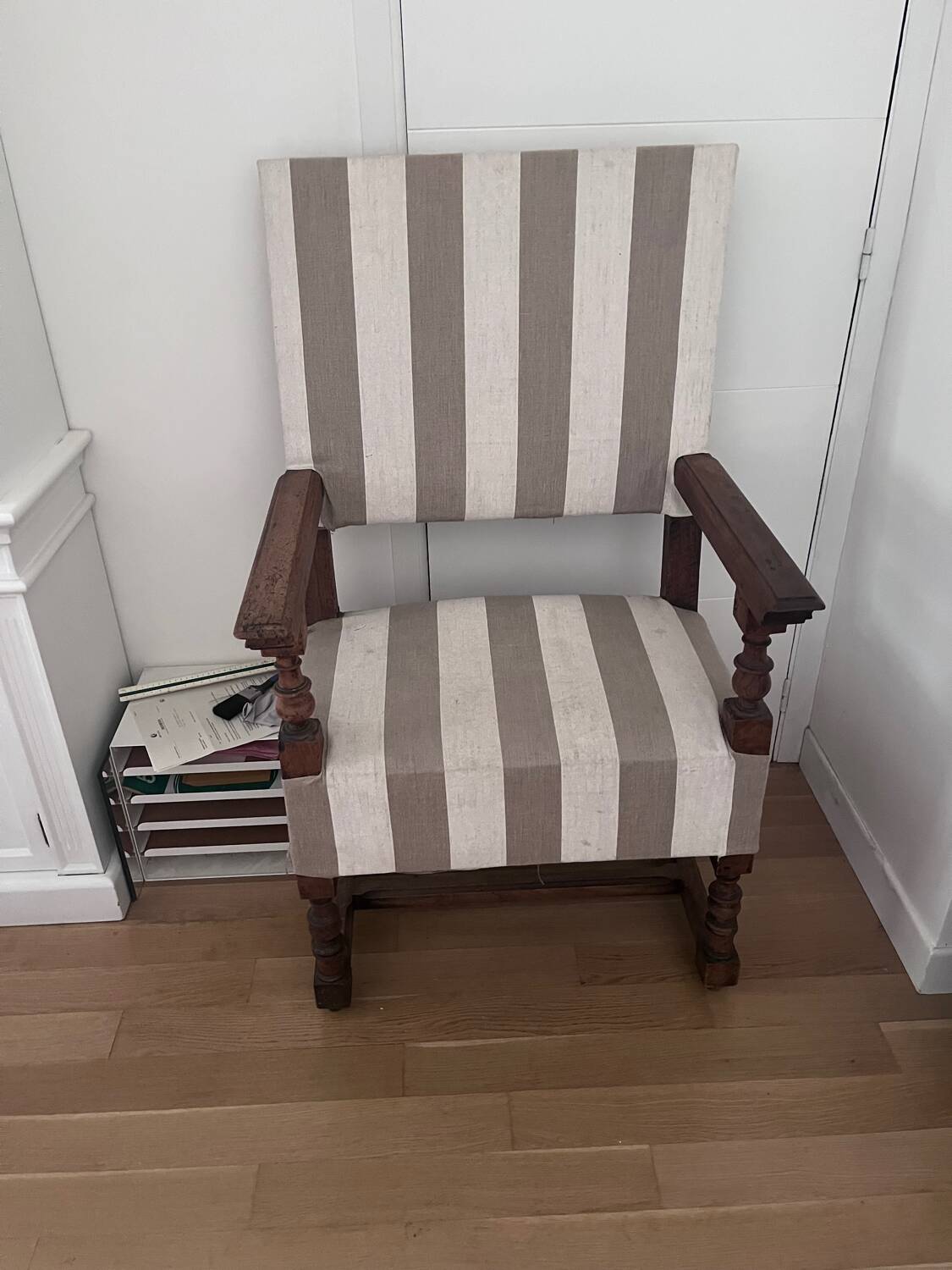 Sober Renaissance style throne