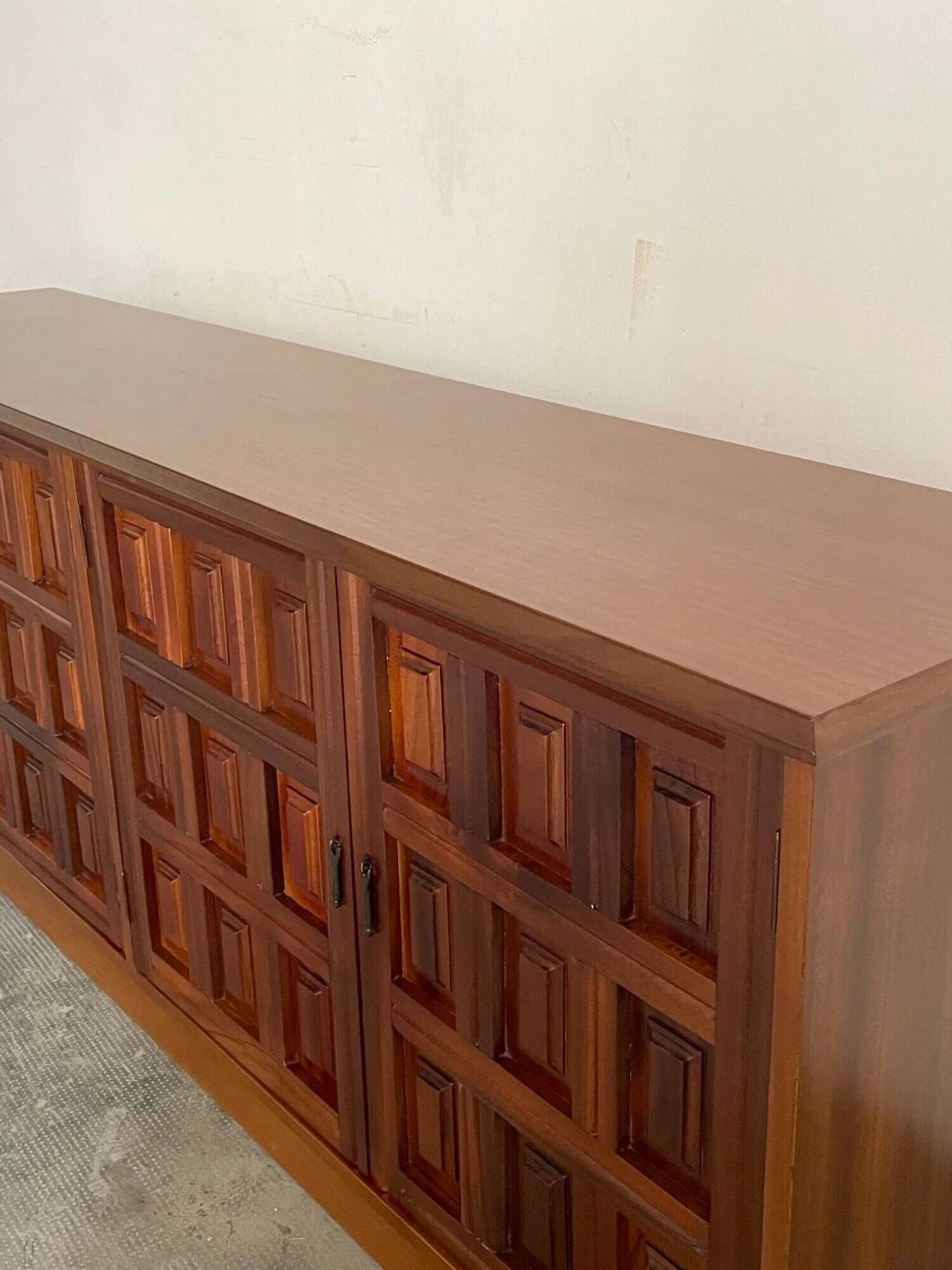 Buffet brutaliste espagnol