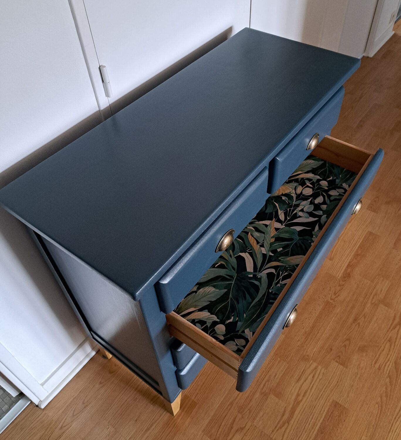 Chest of drawers in glove blue