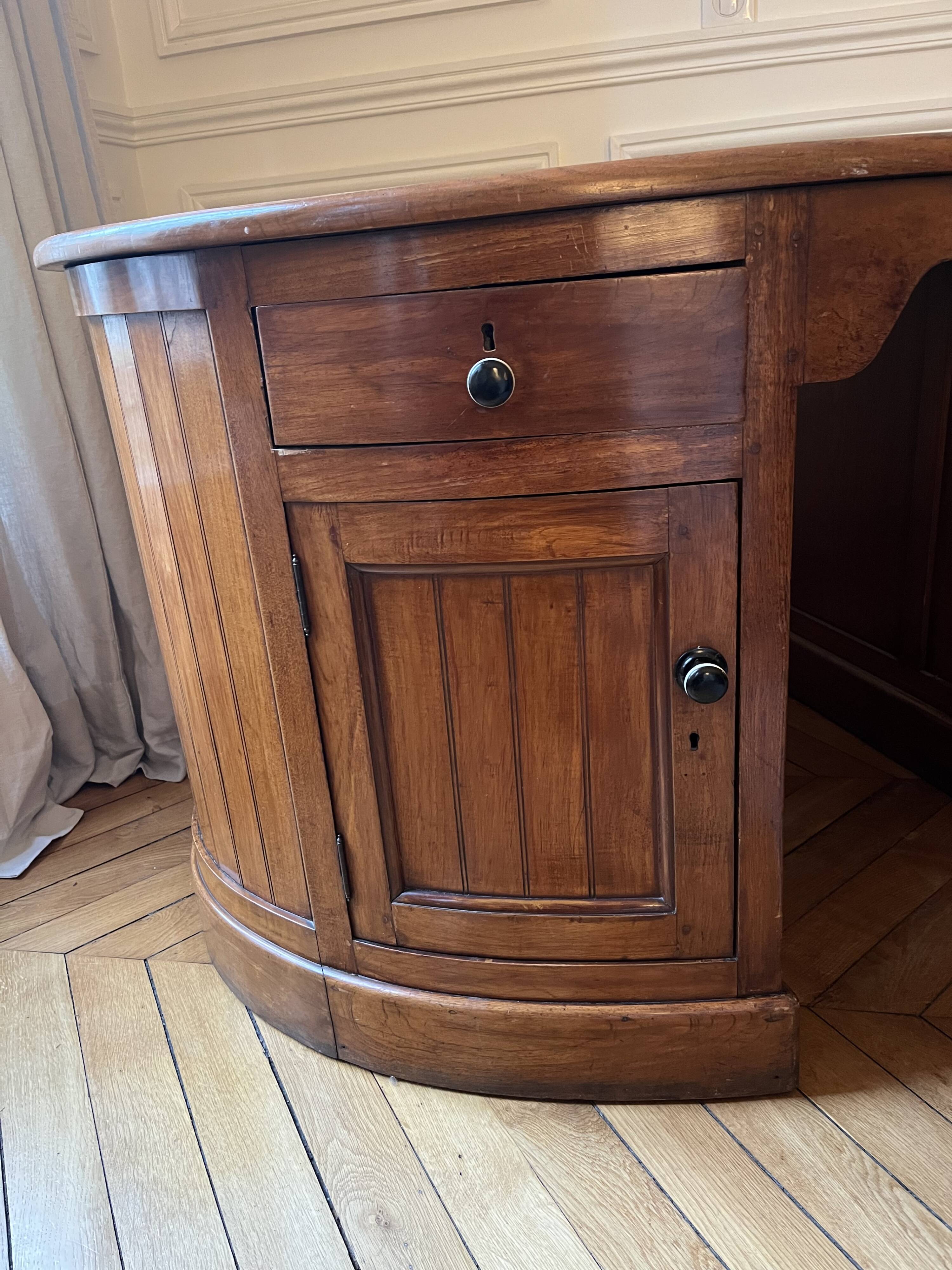 Oval desk in varnished solid wood