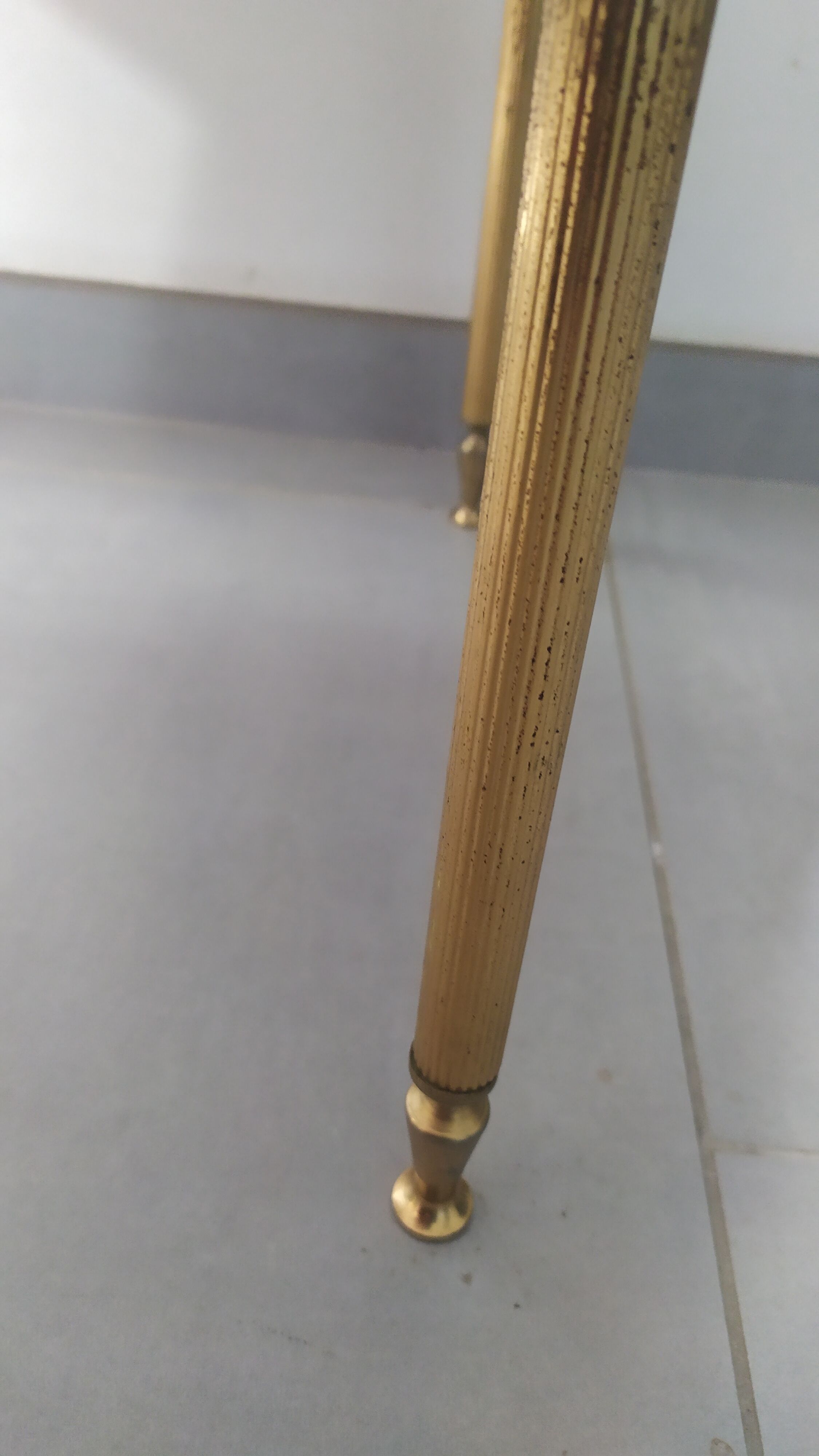 Alabaster harness brass foot