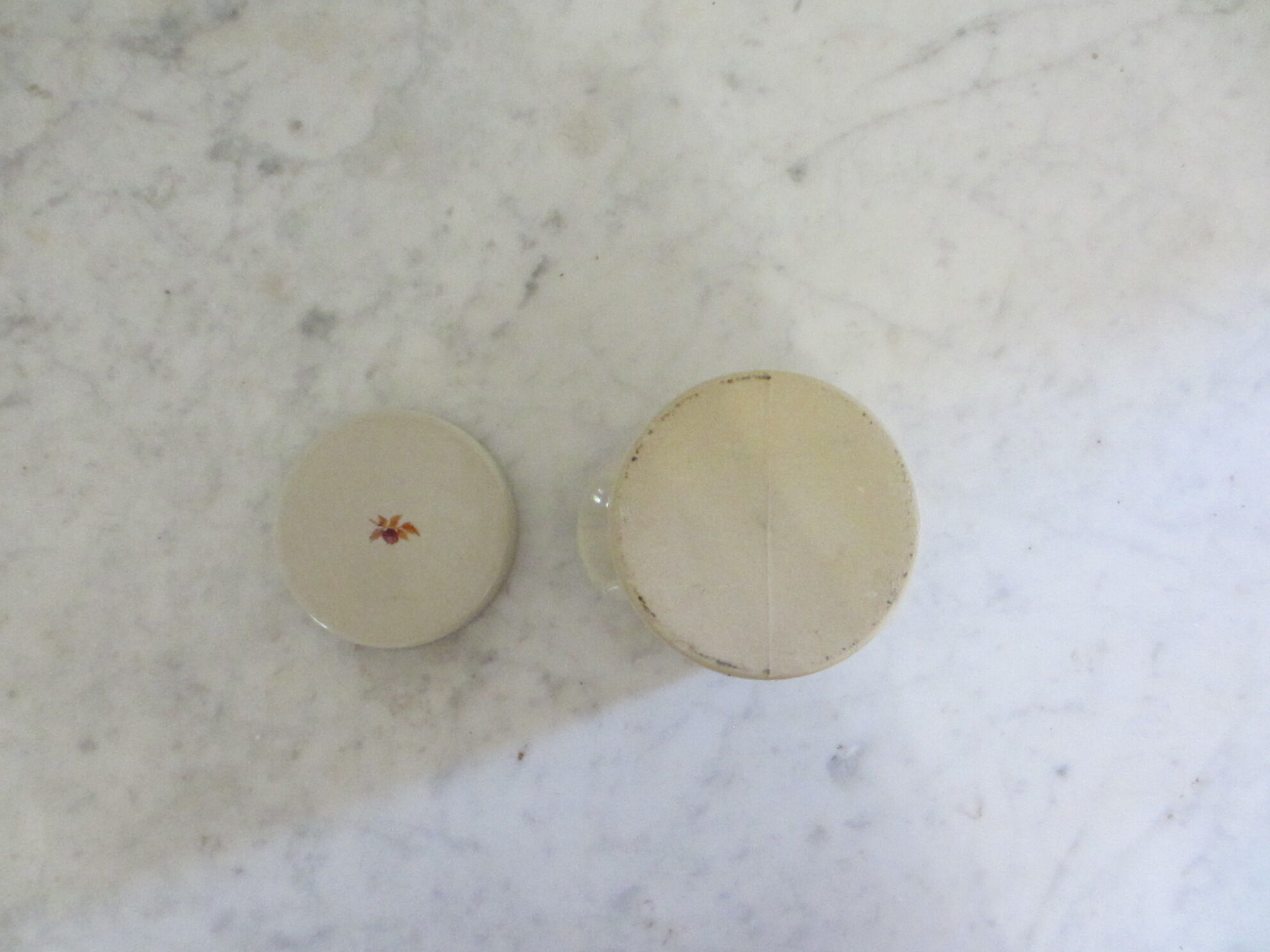 Stoneware pot with fruit decoration