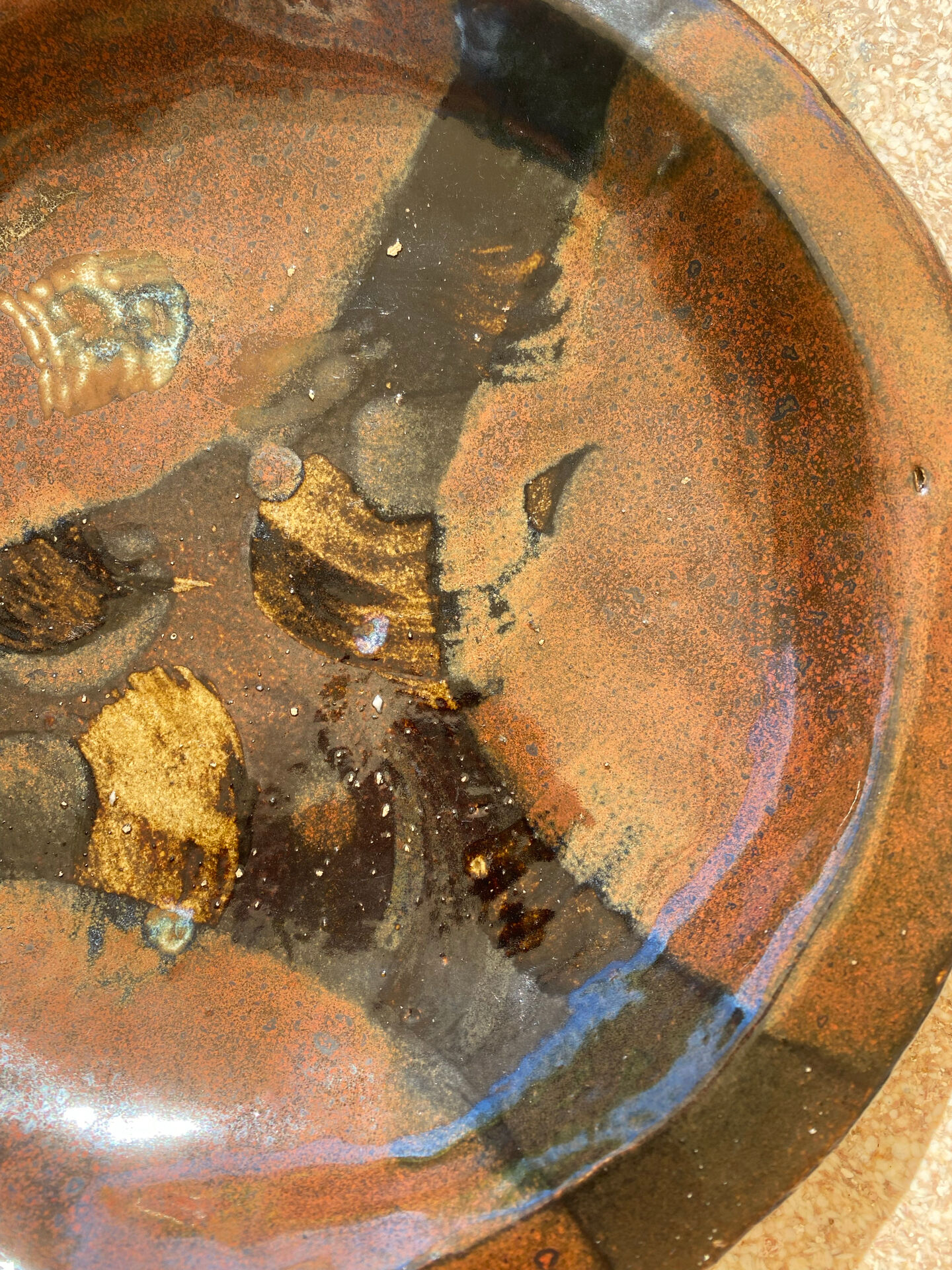 Grande assiette creuse en grès émaillé signée