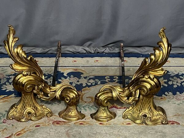 Porte-bûches en bronze doré massif.