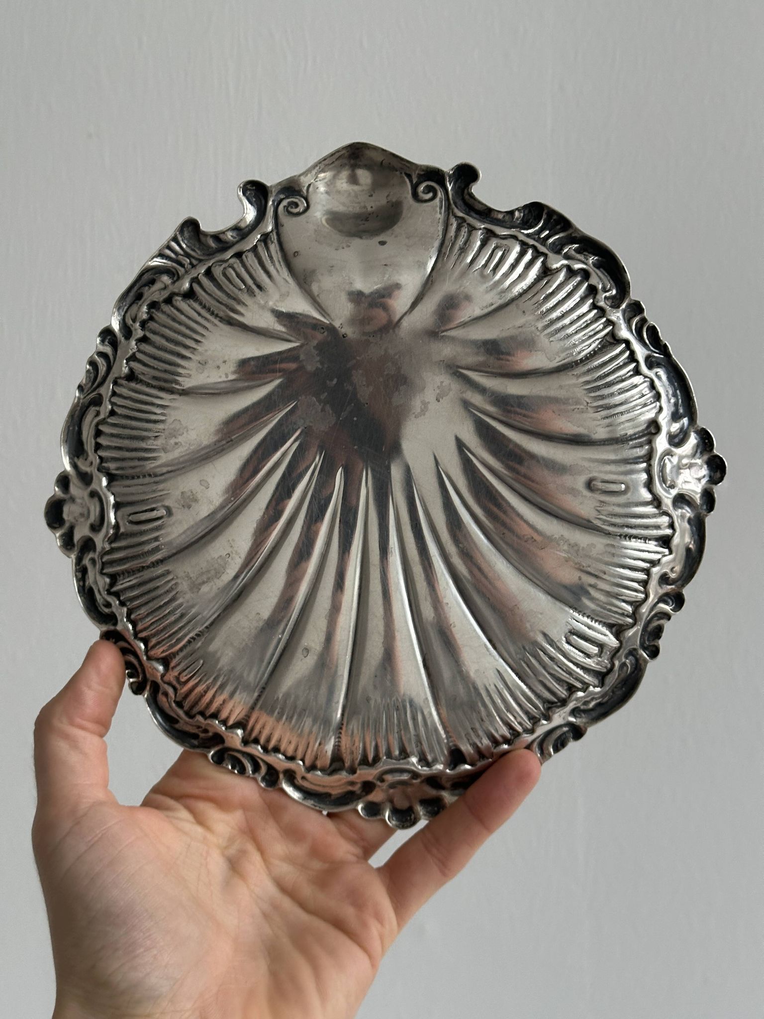 plat rond décor coquillage métal argenté
