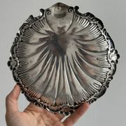 plat rond décor coquillage métal argenté