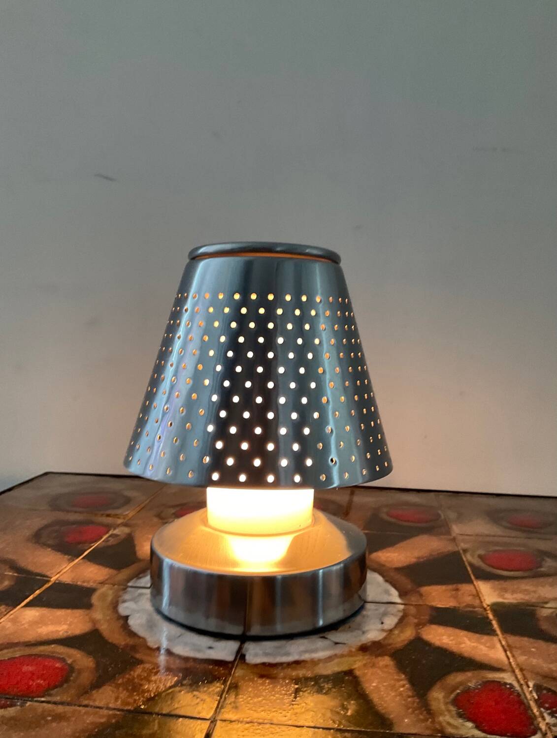 Lampe design en inox perforé