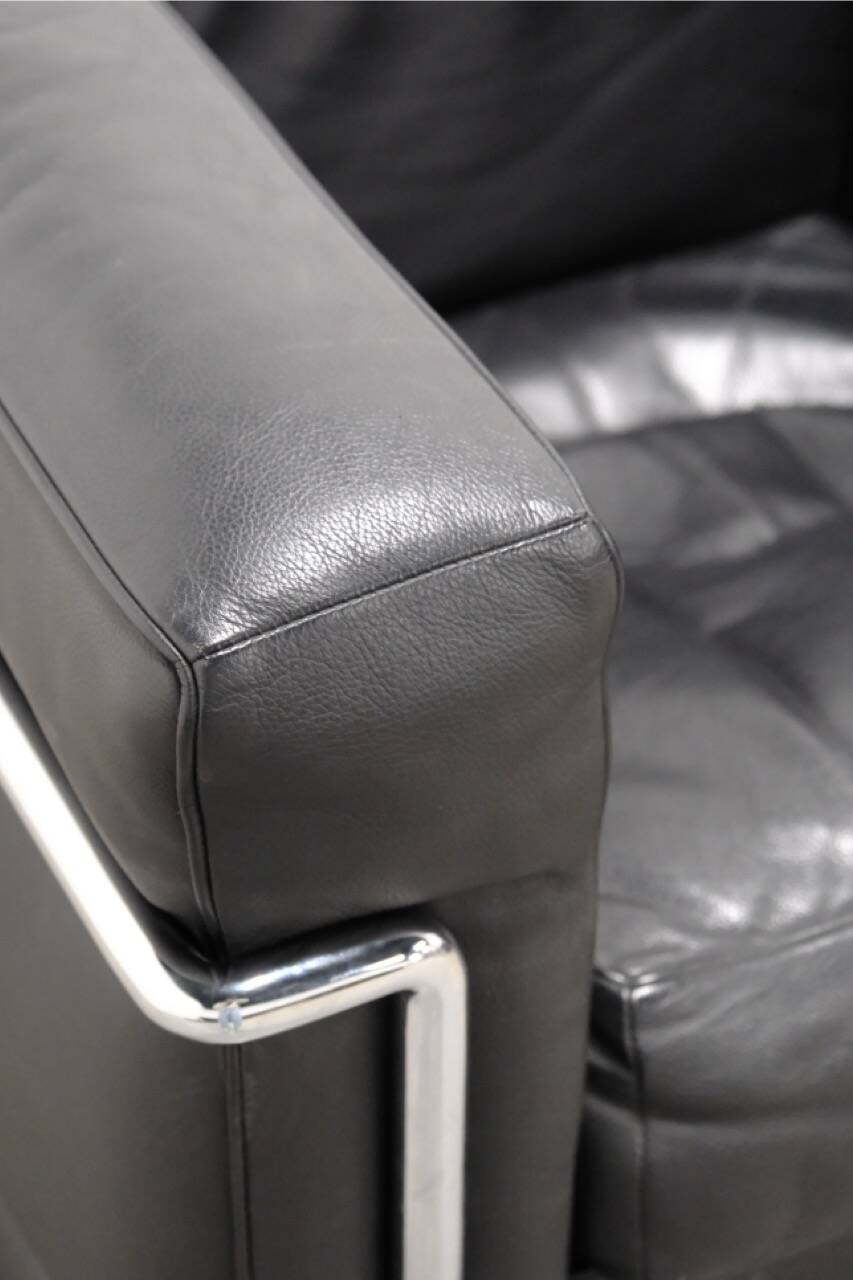 LC2 armchair in black leather – Design Le Corbusier, Pierre Jeanneret & Charlotte Perriand, 60s